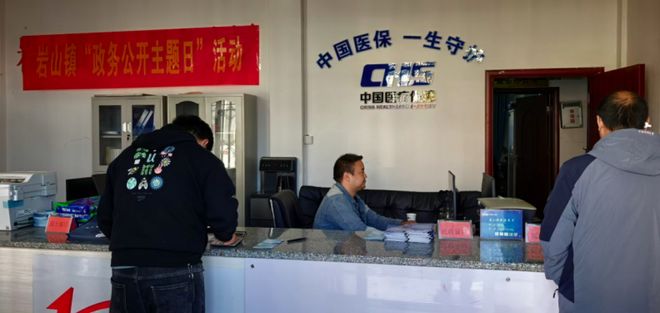 政策下基層 服務(wù)零距離 洞口縣巖山鎮(zhèn)政務(wù)公開日搭起便民“連心橋”